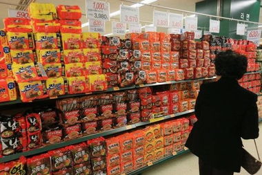 朝鮮半島局勢緊張引發(fā)韓國民眾搶購潮 超市飲用水與食品銷量激增