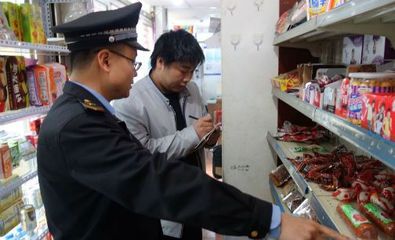 東城區專項抽檢 酒類經營與校園周邊“五毛零食”治理雙管齊下，超220件問題產品下架